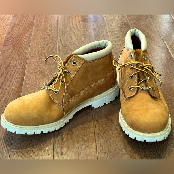 TIMBERLAND s9.5 ladies hiking boots-Worn once! Waterproof suede w/white soles - Picture 3 of 11